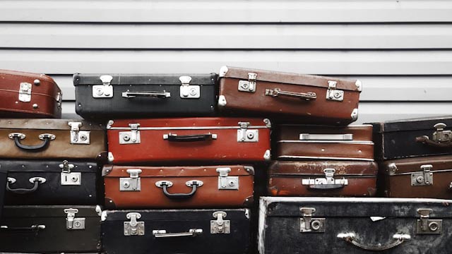 Many suitcases on top on eachother